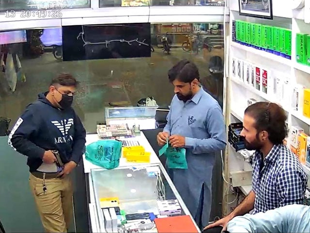 Bandit rule continues in Karachi, video of robbery at mobile phone shop goes viral