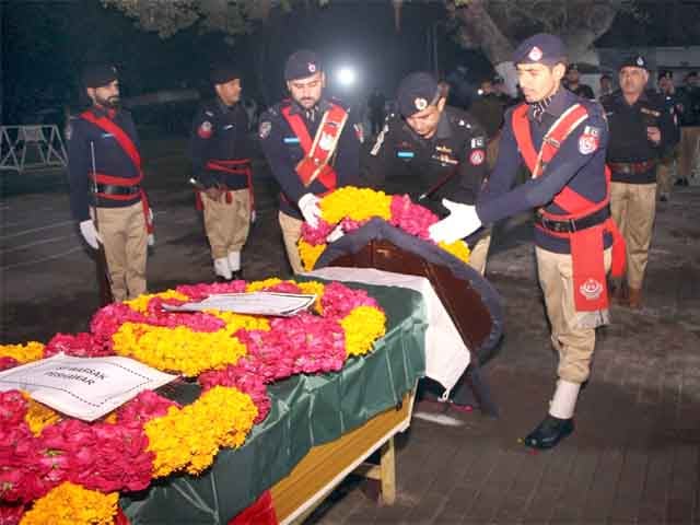 Police officer killed, one injured in Peshawar firing