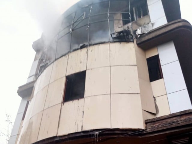Peshawar; Around 200 shops were gutted in the Time Center fire 4 people got trapped in time center for supplies and have been evacuated, Rescue1122. Photo: Express