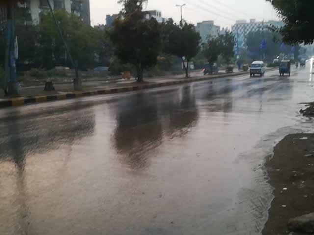 Rain in different areas of Karachi, increase in cold intensity