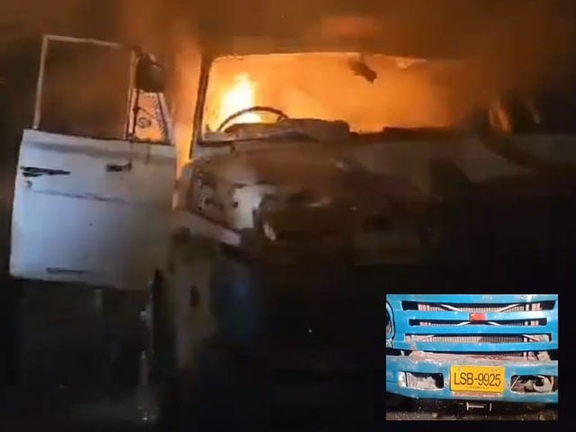Karachi: A family was crushed by a trailer while returning home from a wedding, mother and daughter were killed Photo Express News