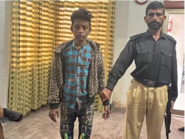KARACHI: A juvenile accused who allegedly kidnapped a 9-year-old girl was arrested The police said that the accused has been arrested earlier - Photo: Express News