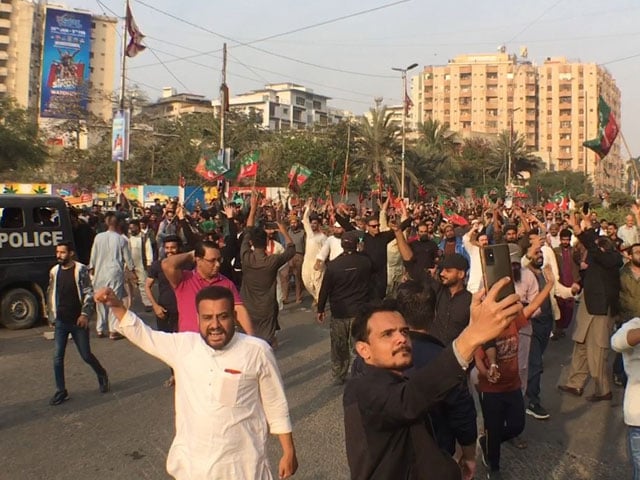 Clashes between PTI workers and police in Karachi, the area has become a battleground