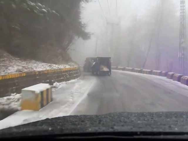 First snowfall of winter also started in Malika Kohsar Murree