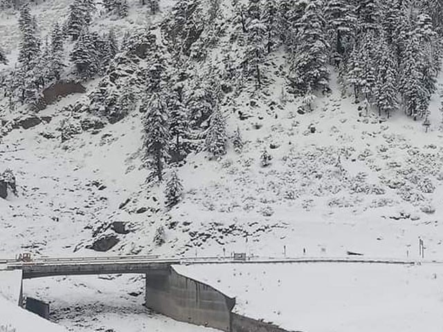 Rain and snowfall in different parts of the country, fear of disruption in the election campaign Murree has received up to 0.5 inches of snow in three hours