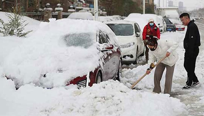 Normal life badly affected due to snow in UK