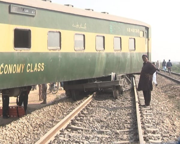 train accident Karachi 6