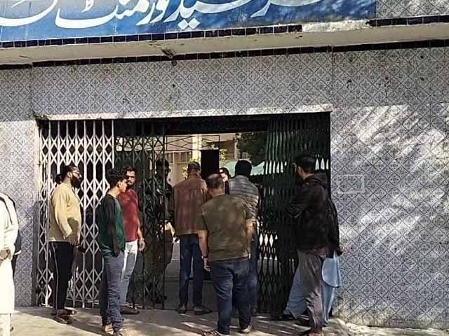 KARACHI: Hundreds of youth voted for the first time, more women than men Photo: Screen grab
