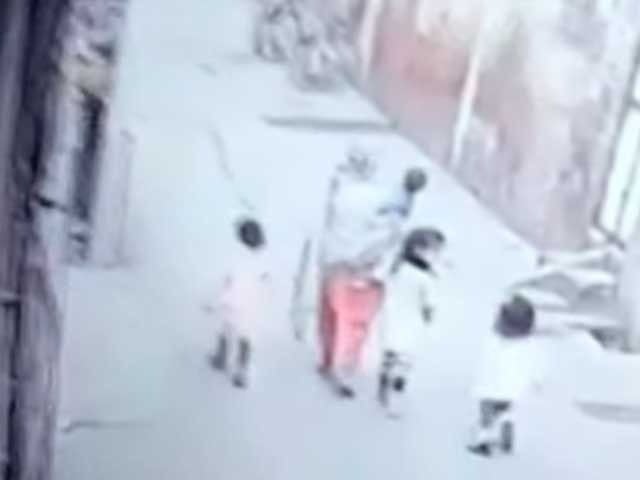 Sang Dil Khala threw niece and nephew into the canal after quarreling with her sister Photo: Video Grab