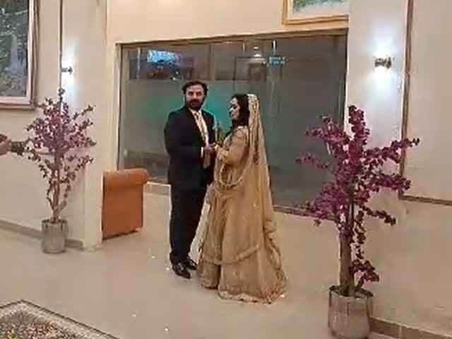Another newlywed couple in Punjab reached the police station immediately after their wedding The couple took their pictures and kept them as souvenirs in the police station gallery (Photo: Screengrab)