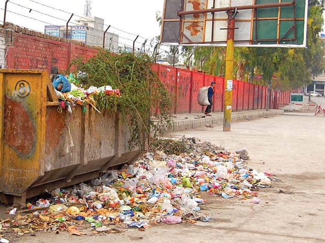 The order of Chief Minister Punjab to clean the garbage in the entire province in one month