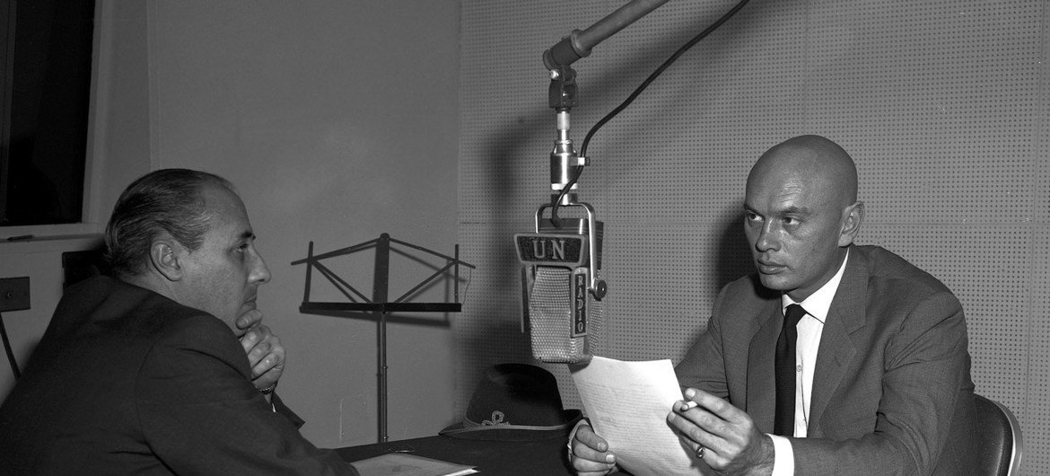 Actor Yul Brynner (right) in the UN Radio studio at UN Headquarters in New York in 1960. (file)