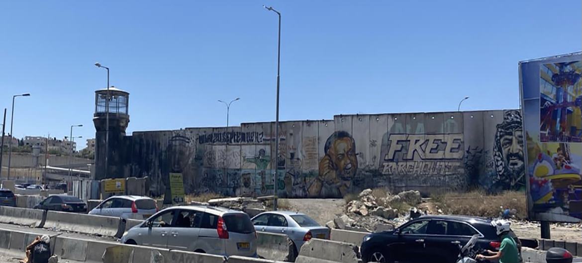 Qalandia checkpoint between East Jerusalem and Ramallah in the West Bank. (file)