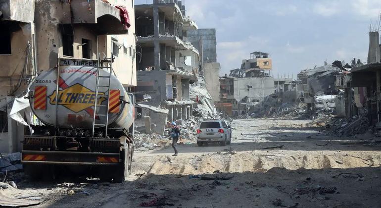 Gaza: Frustration mounts as UN convoy is blocked outside stricken hospital