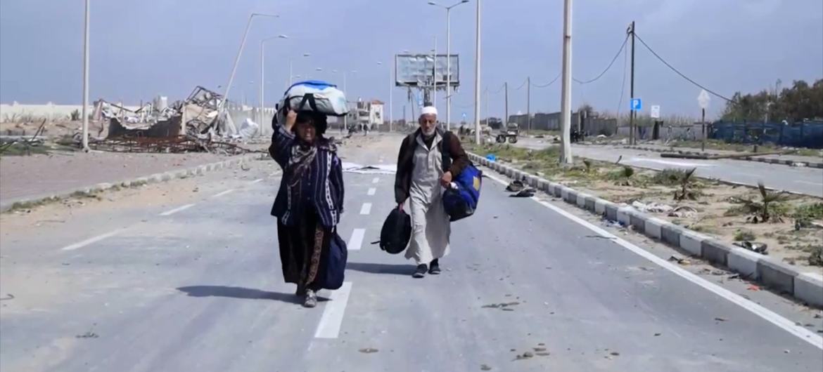 Abdullah and Aisha Qarmout walking down Al Rachid Street on their way from northern Gaza to the south. Abdullah and Aisha Qarmout walking down Al Rachid Street on their way from northern Gaza to the south.