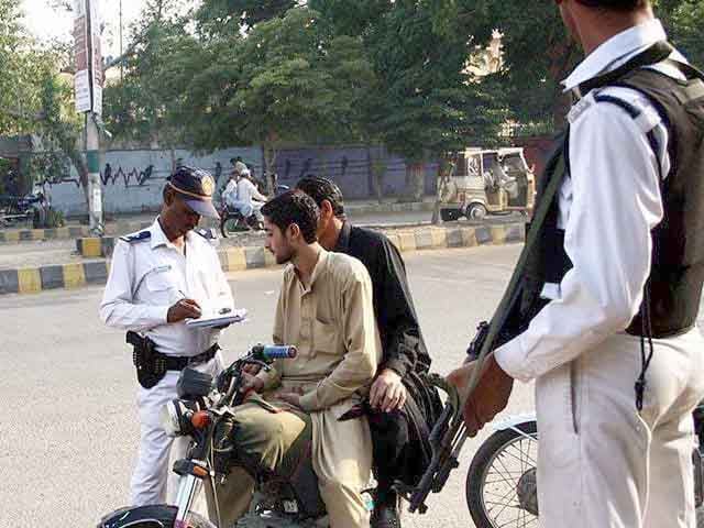 Karachi;  The traffic police could not improve their behavior, the footage of the violence against the citizen came to light