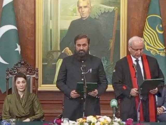 Punjab Governor Muhammad Baligh-ur-Rehman took the oath of office from the Chief Justice of Lahore High Court (Photo: Screen grab).