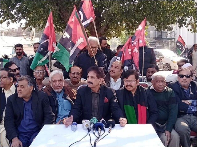 Lahore Police demolished the reception camp of People's Party PPK leader holding a press conference (Photo: Express)