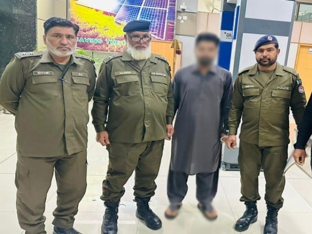 The accused who killed the husband of the famous tik toker was arrested from Muscat The accused was handed over to the Sialkot police for legal action—Photo: Express
