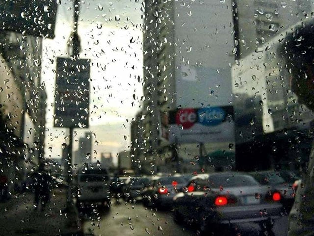 Light rain started in different areas of Karachi