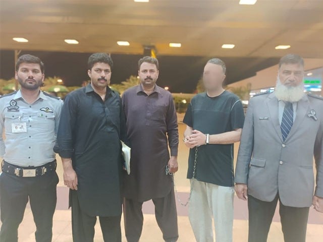 Karachi; 4 suspects wanted in serious cases, fake visa arrested The accused obtained fake visas of Switzerland: Photo: Express News