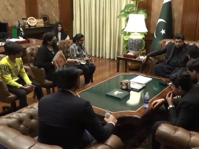 Ayan and Anabiya meet the Governor of Sindh with their Khali (Photo Screengrap)