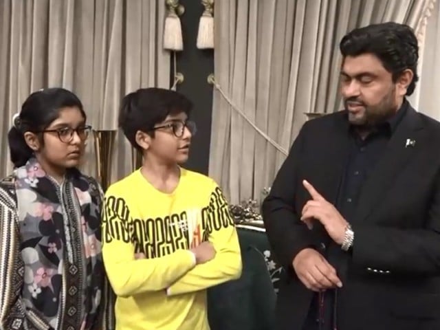 Governor of Sindh gifts laptop and Eid to Ayan and Anabiya Photo screen grab