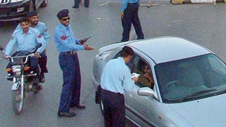 Crackdown on vehicles with black glass in Islamabad, 1332 challans in 1 day