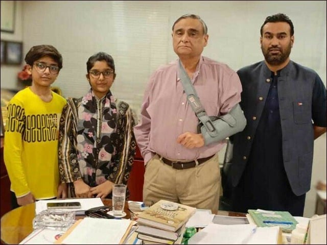 Ayan and Anabiya get admission in Ziauddin School A photo of Dr. Asim Hussain at the time of announcing the admission of children a few days ago
