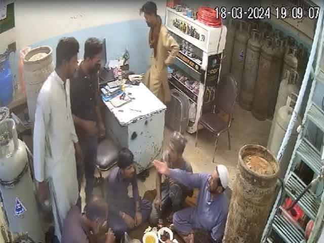 Karachi; Iftar robbery at LPG shop, footage surfaced (Photo: Screen grab)