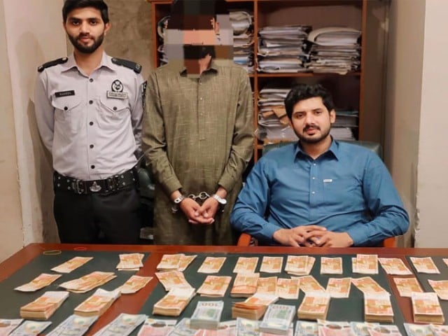 Accused involved in illegal currency transactions arrested in Lahore According to the spokesperson of FIA, American dollars and British pounds have also been recovered from the suspect - Photo: FIA