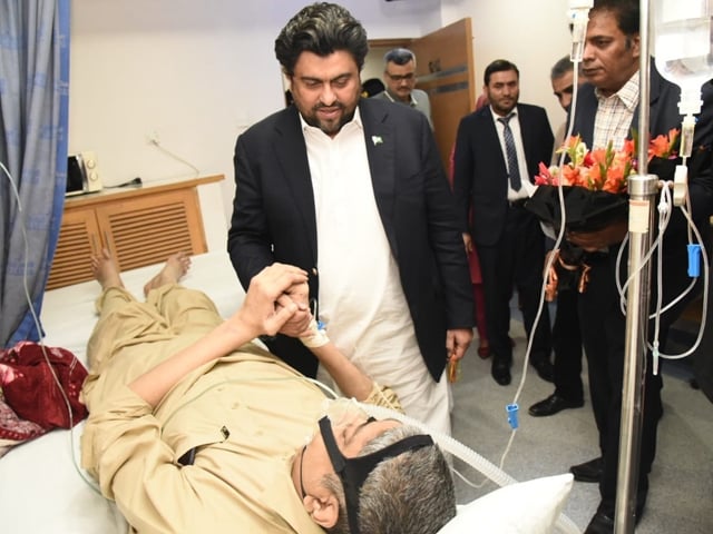 Governor of Sindh visited Naseer Soomro, a long-standing person of Asia, also gave a relief check