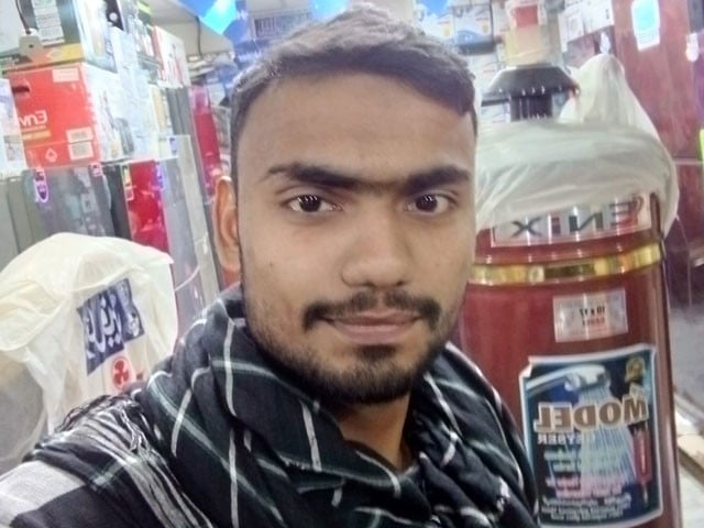 Another youth was killed by robbers in Karachi Commemorative photo of deceased Abdul Rehman (Photo: Express News)