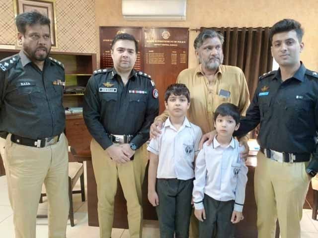 Karachi; As soon as the case was registered, the kidnappers escaped leaving the 2 young brothers Photo: Express News