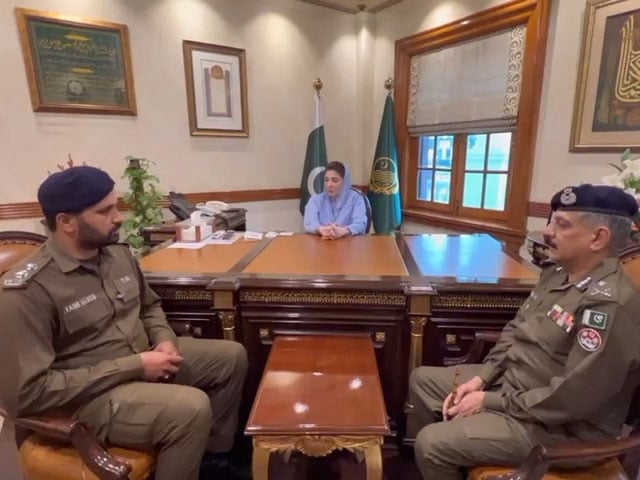 Maryam Nawaz's meeting with the sub-inspector who was subjected to departmental action for stopping MPA's car