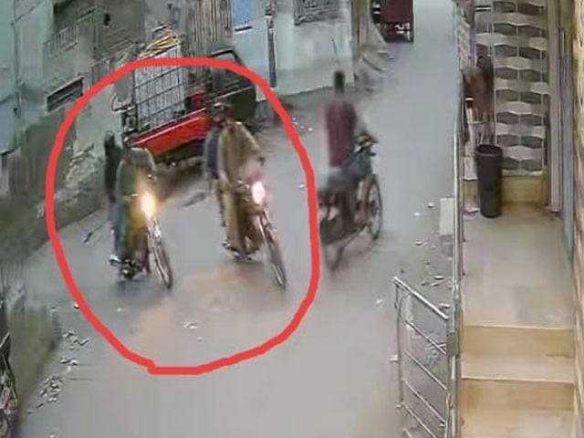 Grenade attack and shooting at a house in Baldia town, three people injured Suspects are fleeing after a grenade attack on a house in Baldia Town (Photo: Video Grab)