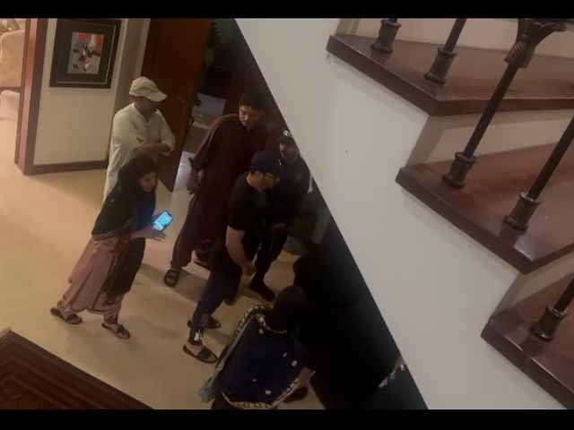 Sindh and Karachi Police raid Jatoi House late at night Photo: Screen grab