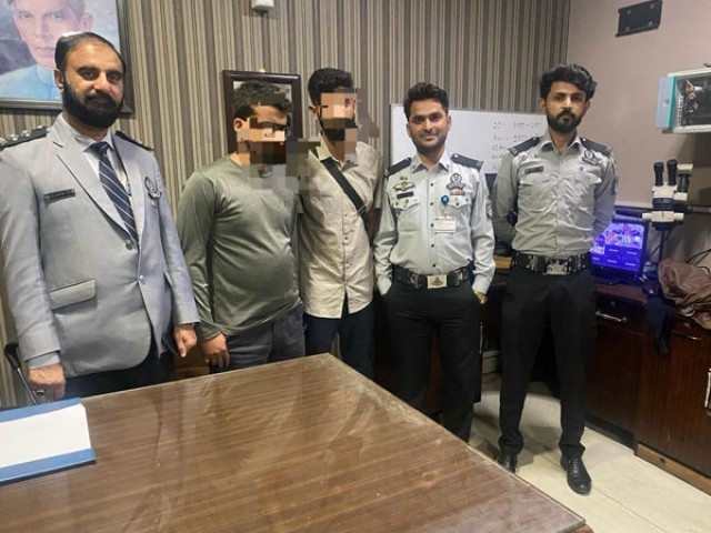 2 passengers going abroad arrested on fake documents from Karachi Airport According to the FI spokesperson, the arrested passengers were going to Spain on fake documents - Photo: FIA