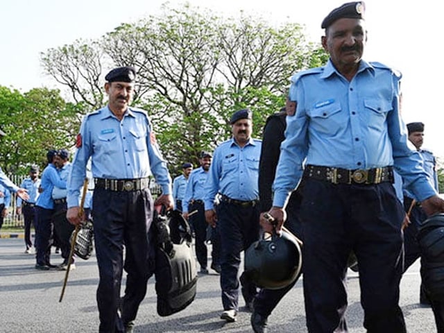 Police officers given two days to stop crimes in Islamabad