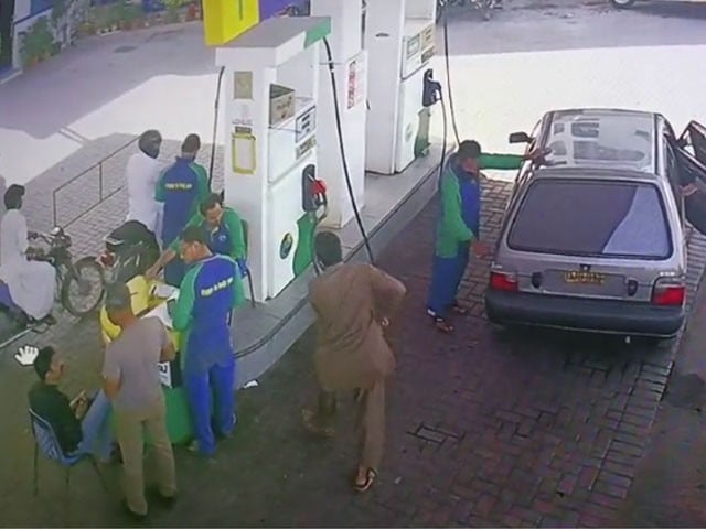 Daylight robbery at another petrol pump in Karachi, video has come out Photo: Video Grab