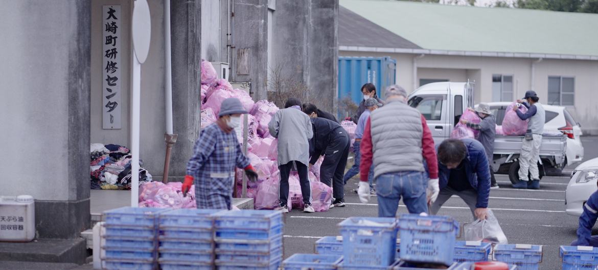 Citizens recycling in Osaki, Japan Citizens recycling in Osaki, Japan
