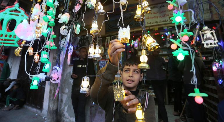 Children of Gaza spread joy for Ramadan, despite the war