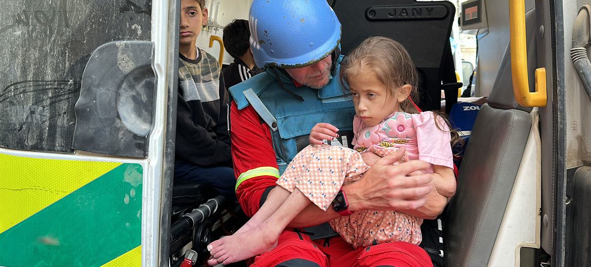 A young girl is transferred from the Kamal Adwan hospital, in the far north of Gaza to a hospital in the south of the enclave. (file) A young girl is transferred from the Kamal Adwan hospital, in the far north of Gaza to a hospital in the south of the enclave. (file)