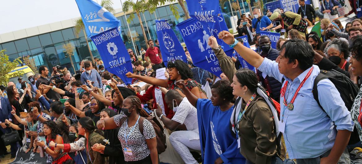 Representatives of Indigenous peoples, environmental groups, children and youth, women, and persons with disabilities came together to support the Peoples’ Declaration on Climate Justice at COP27 in Egypt. (file)