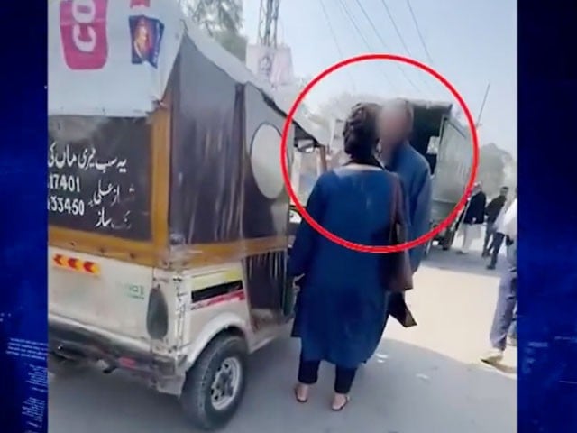 The rickshaw driver who slapped the woman was arrested The accused was arrested with the help of Safe City cameras, Spokesman Safe City: Photo: Screen grab