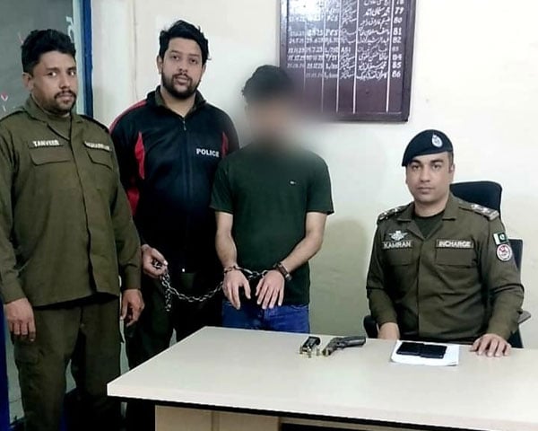 Arrested in Lahore on the display of weapons