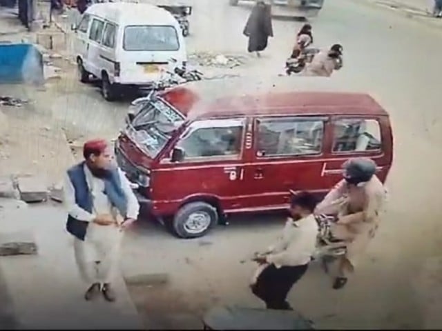 In Landhi, a motorcycle-riding bandit escaped by robbing a citizen of 19 lakh rupees in broad daylight The robbers robbed the citizen at gunpoint - Photo: Express News