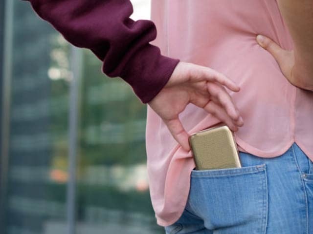 Safe City Lahore has released a video of a gang of jeep cutters Gangs of mobile thieves used to target women and deprive citizens of mobiles and valuables through children.