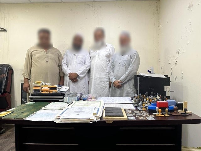 4 suspects were arrested in a raid on the visa consultant's office, fake seals of the Ministry of Foreign Affairs were found Photo: Express Web