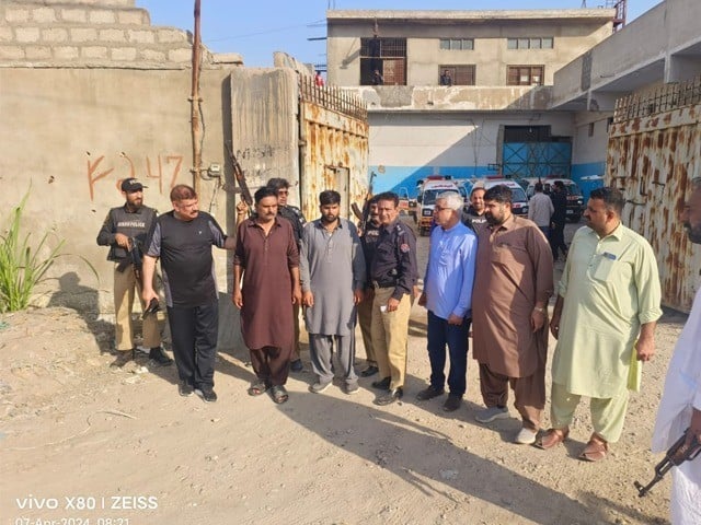 5 kidnappers arrested in police operation in Karachi, 2 hostages recovered The kidnappers had demanded a ransom of Rs 2 crore for the release of the hostages, SSPAVCC Zafar Siddique Chhanga said. Photo: Express